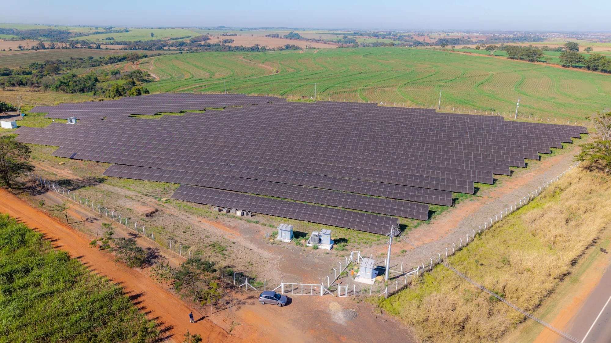 Panorama de usina solar com estrutura de solo em Ibirá (SP)