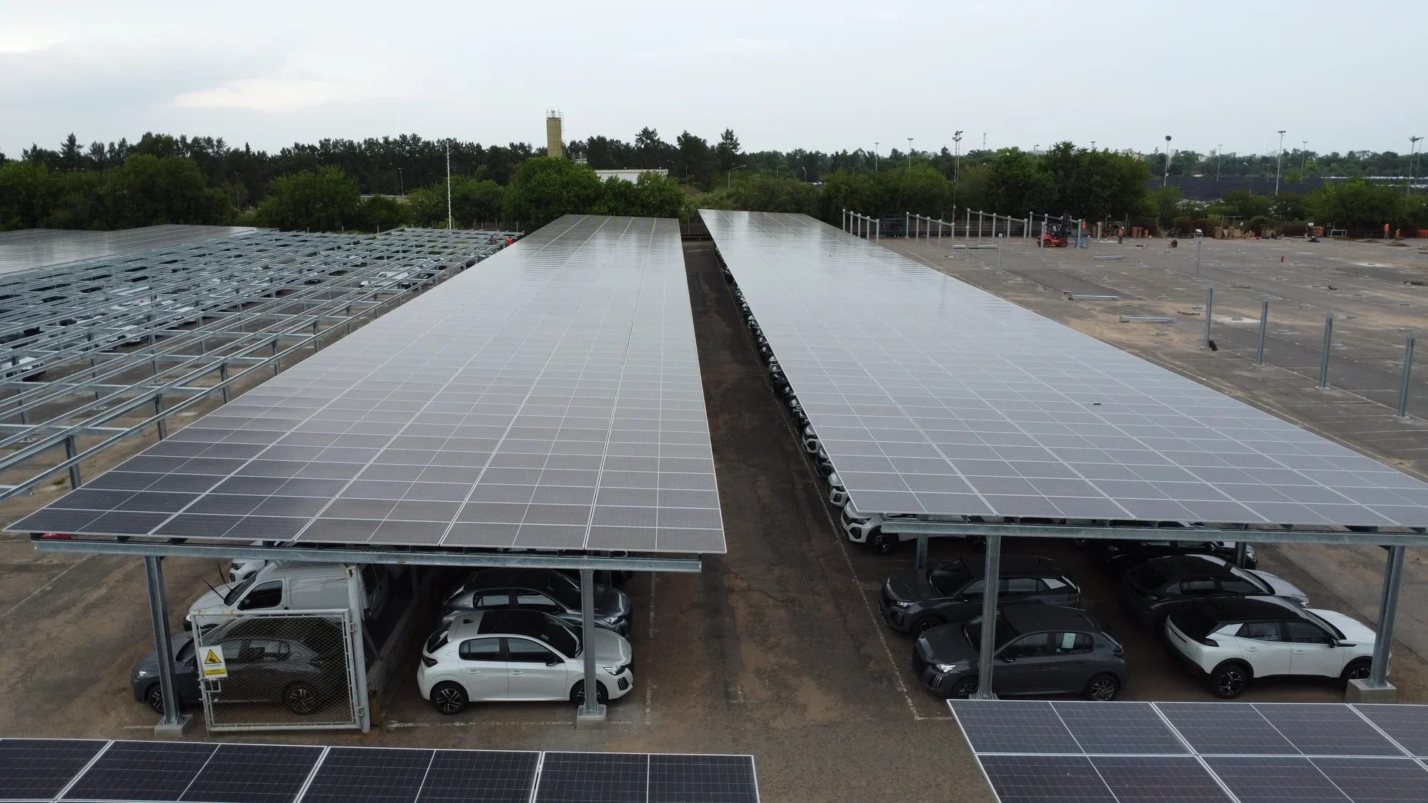 Estacionamento coberto por carport com módulos fotovoltaicos