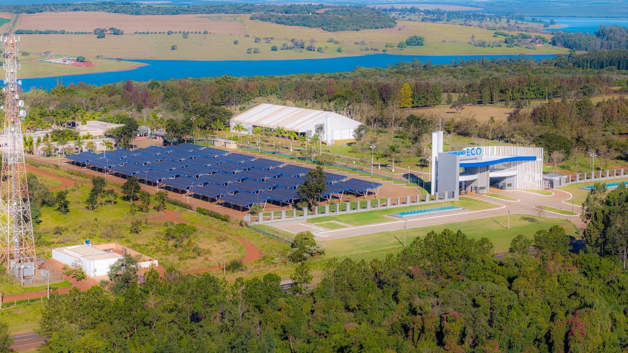 Vista aérea de carport solar em complexo empresarial em Avaré (SP)