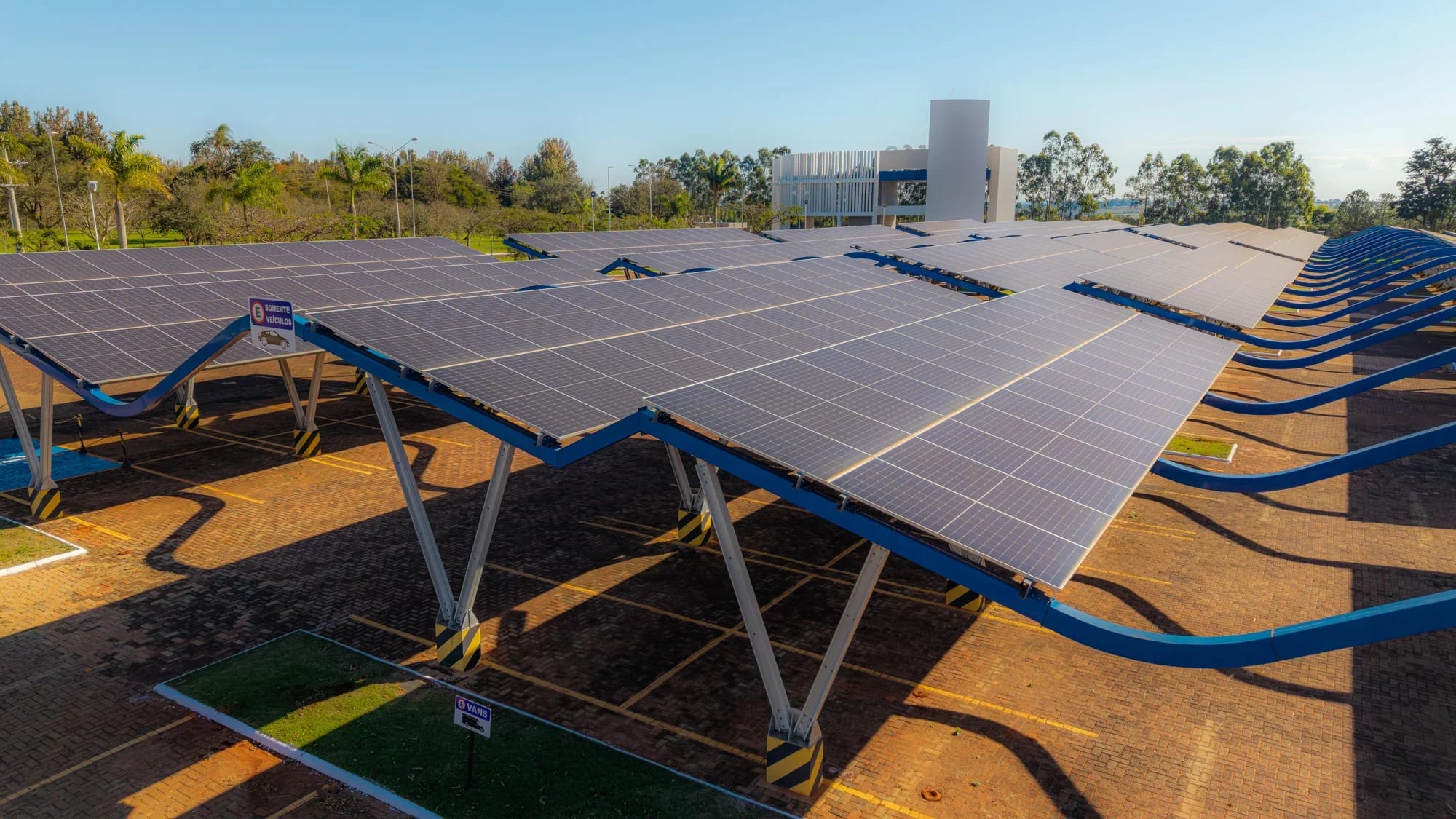 Carport solar com estrutura metálica Tessa em Avaré (SP)
