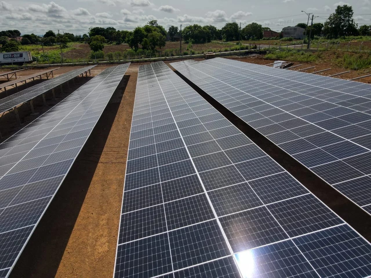 Módulos fotovoltaicos alinhados sobre estrutura de solo no Tocantins