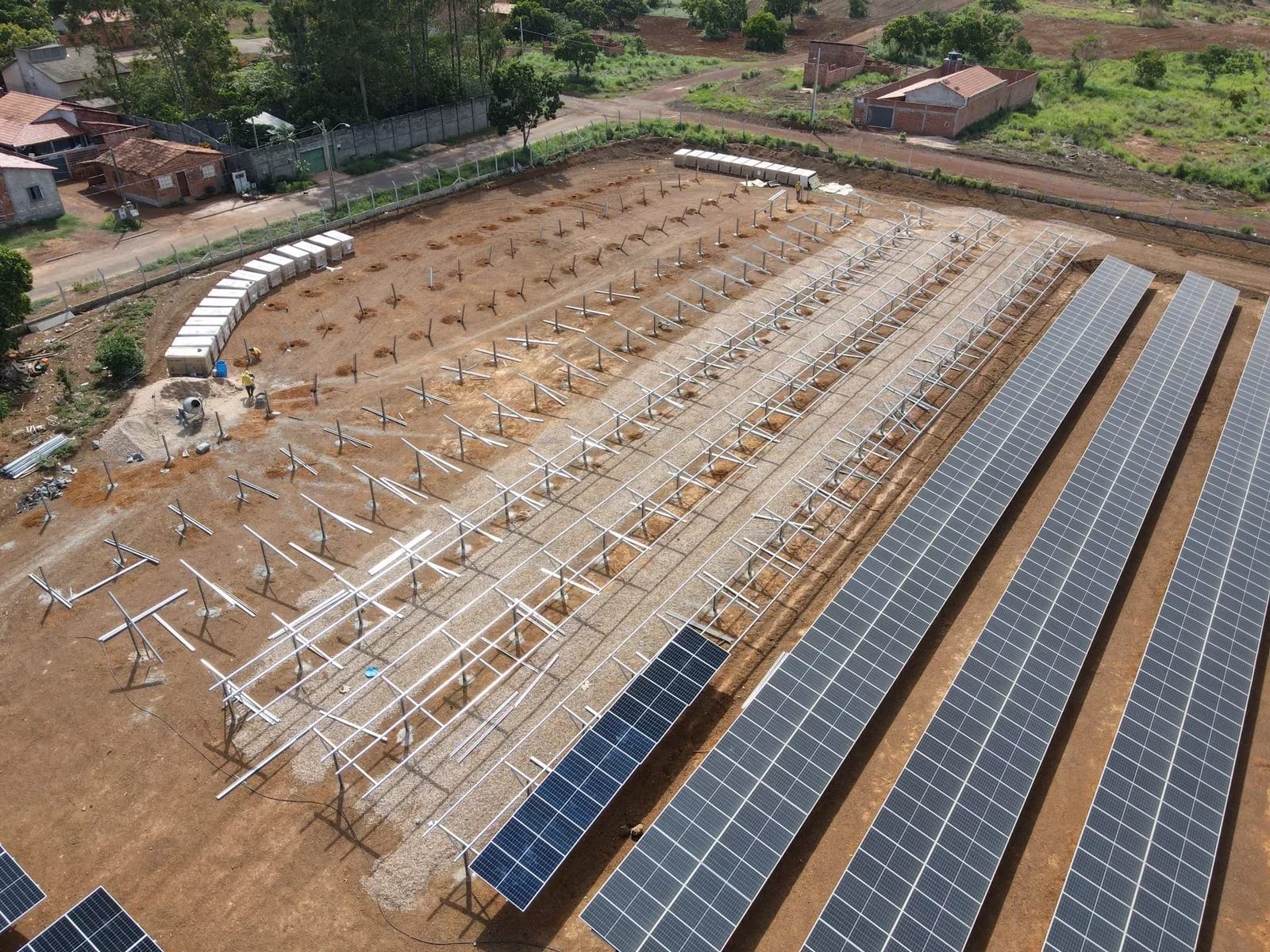 Estrutura de solo em montagem, antes da instalação dos módulos, no Tocantins