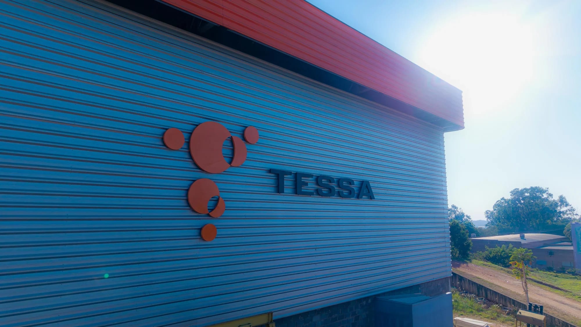Fachada da fábrica com o logotipo da Tessa