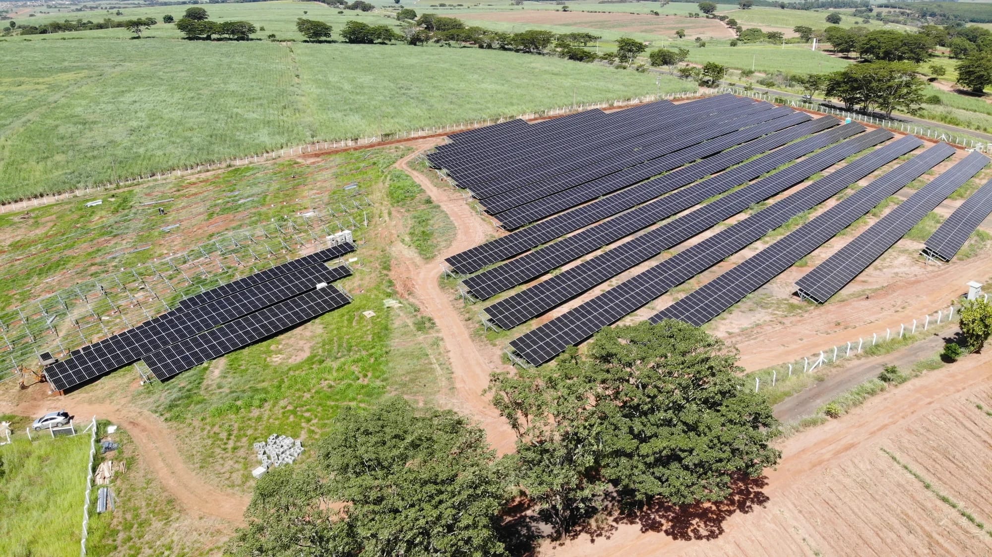 Vista aérea de usina solar em Ibirá (SP)