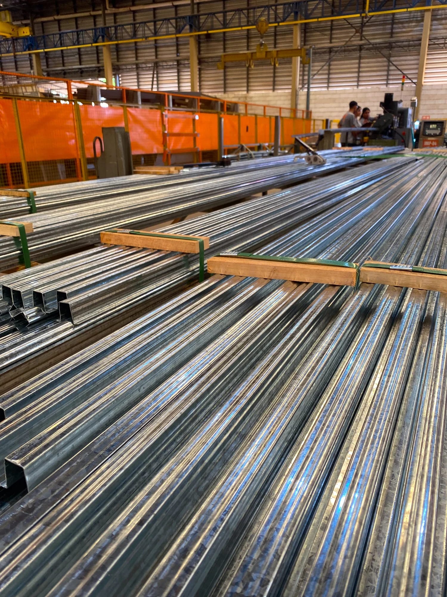 Feixes de perfis galvanizados prontos para expedição