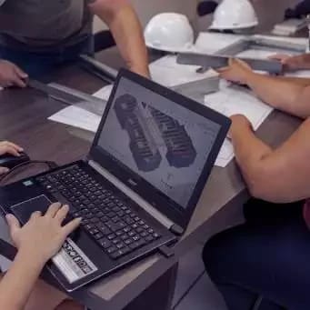 Engenheiros analisando o projeto de um perfil especial