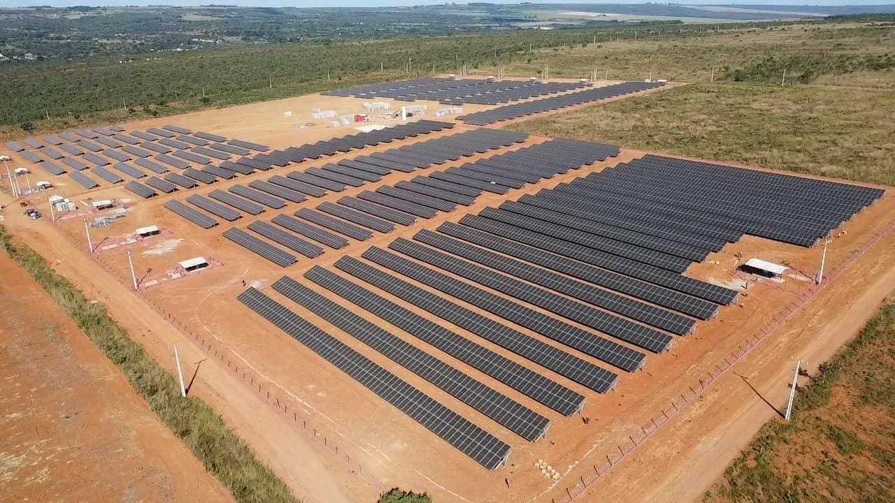Usina solar com estrutura de solo Tessa em Brasília (DF)