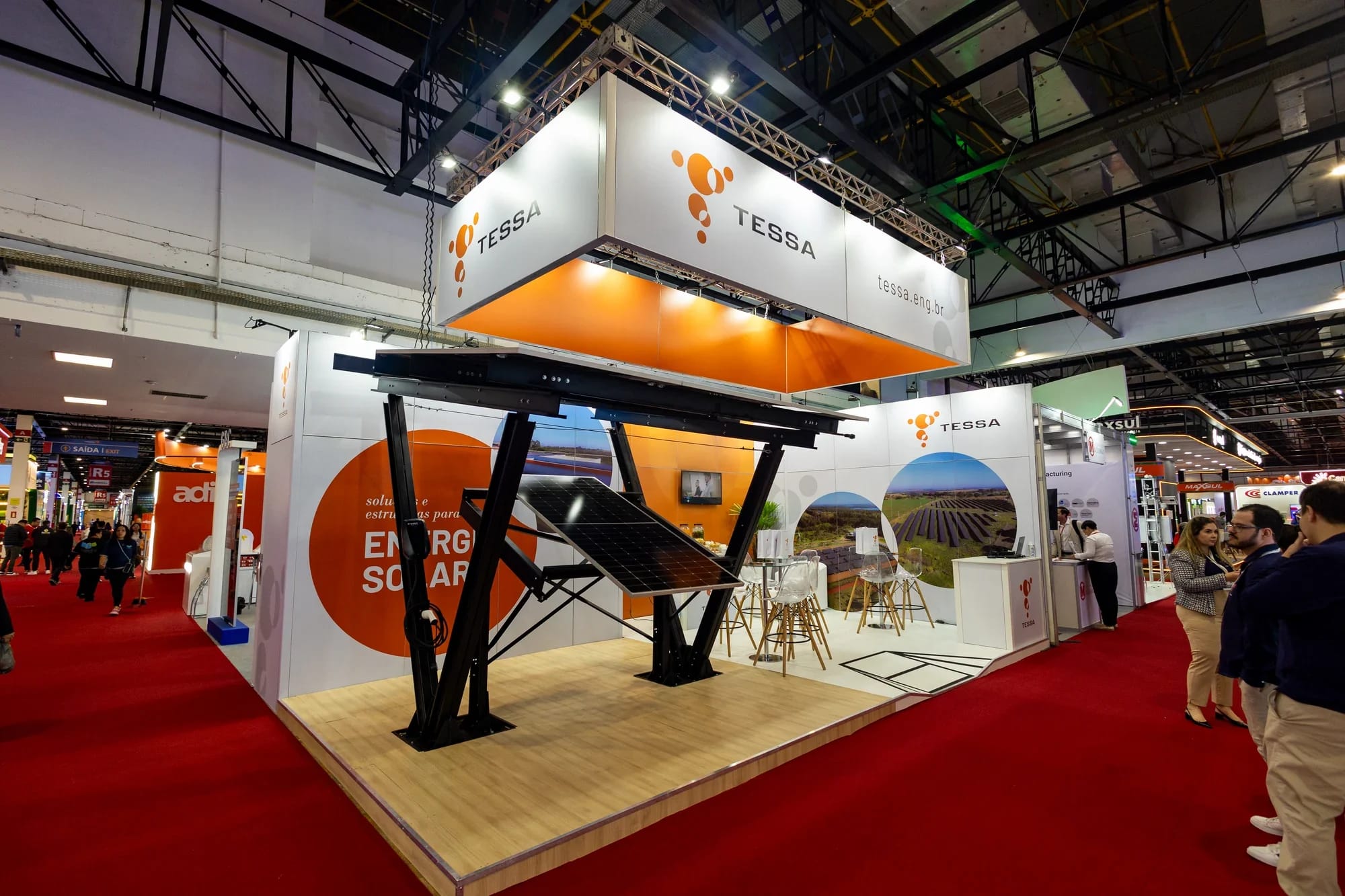 Estande da Tessa com carport solar na Intersolar South America 2025